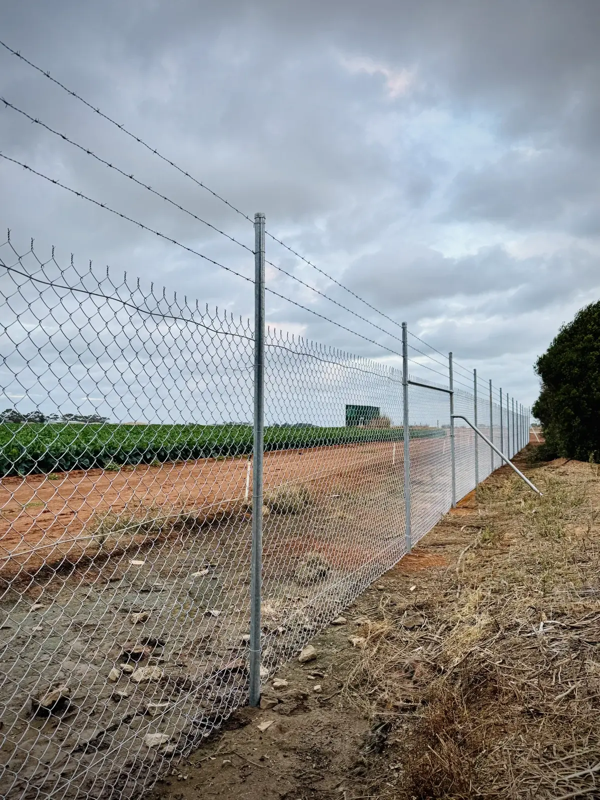 Chain mesh perimeter detail — APS Pro Fencing