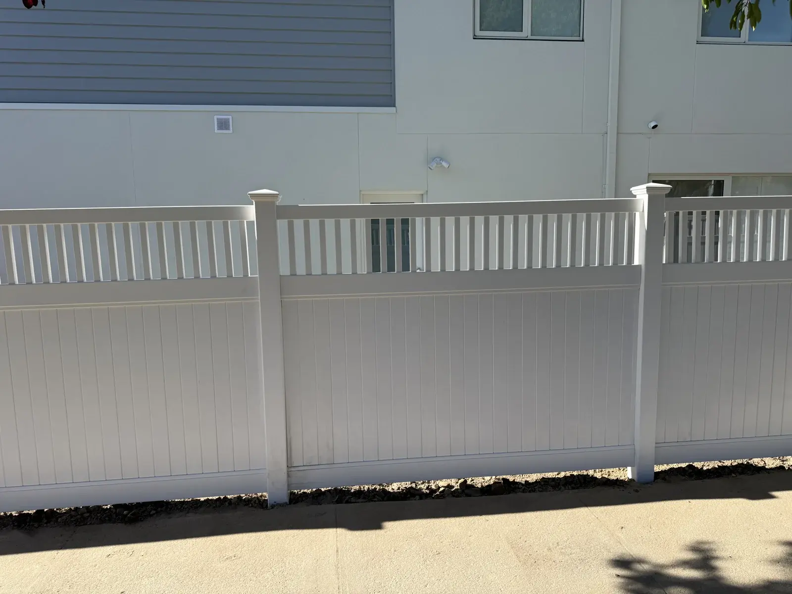 Open top pvc close view — APS Pro Fencing