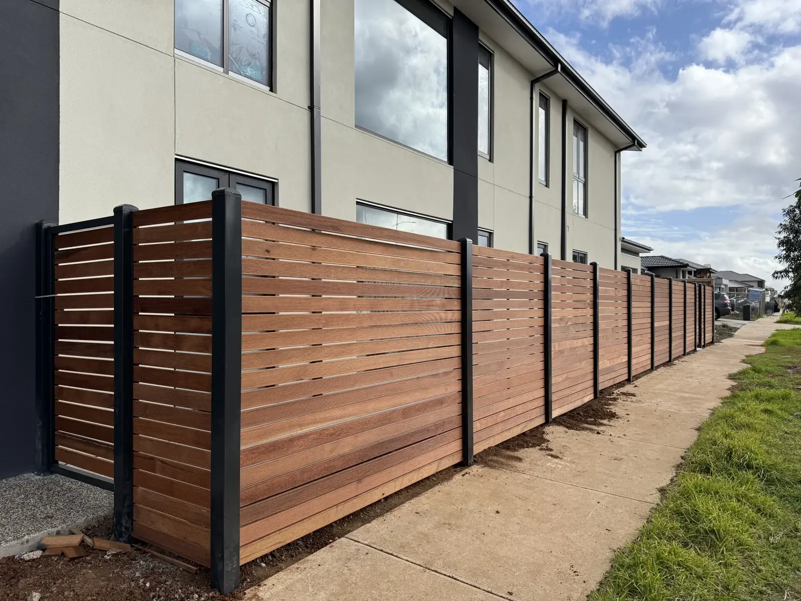 Horizontal slat boundary — APS Pro Fencing